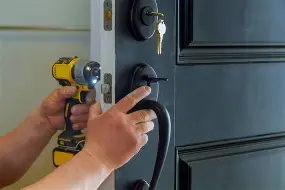 Pose de serrure sur porte d'entrée à Charleroi